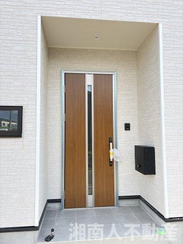 藤沢市宮原１３１０－５新築戸建ての玄関|落ち着いた玄関です