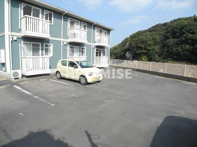 シャルム　ラパンの駐車場