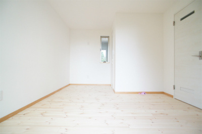 【居間・リビング】 | カーサ・コリーナ | 2面採光の明るい広々リビング