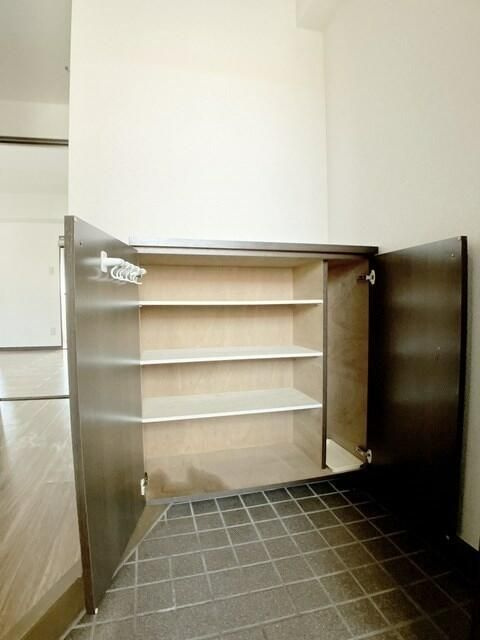 ストーン本八幡の玄関