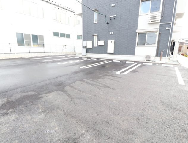 サンライズ新土河原の駐車場