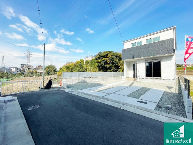 尼崎市食満　第2期　新築一戸建ての前面道路含む現地写真|周辺は閑静な住宅街！前面道路広々で車の出し入れも便利です。駐車が苦手な方でも安心して車庫入れできます！
