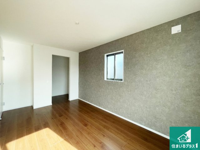 尼崎市食満　第2期　新築一戸建ての洋室|ウォークインクローゼット付きで生活スペースもスッキリできます。各居室にも収納がありますので、お子様の衣類やおもちゃなどもしっかり収納できます。