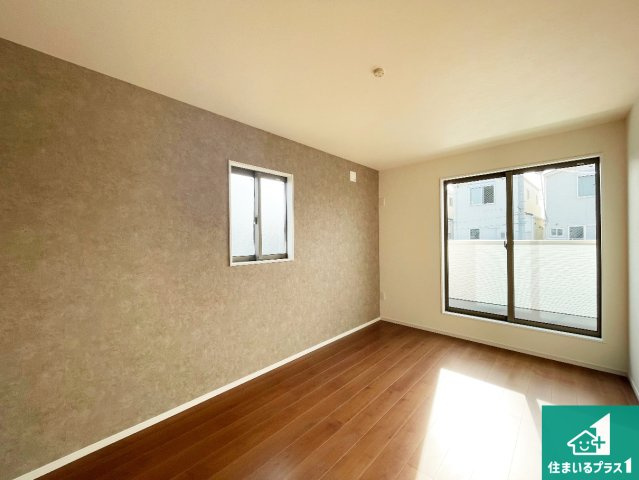 尼崎市食満　第2期　新築一戸建ての洋室|寝室は心地よい眠りについてもらいたくて、シンプルかつ開放的な空間な設計にしています！大きな窓から差し込む日が心地いいです♪