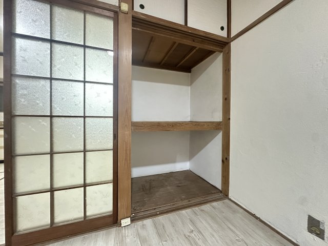 庭井1丁目貸家の収納