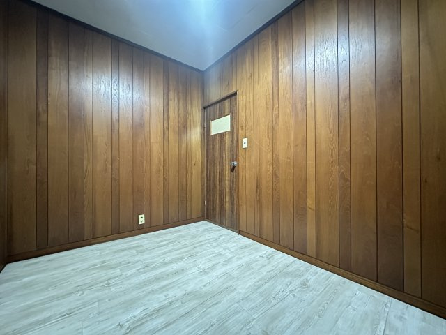 庭井1丁目貸家の洋室