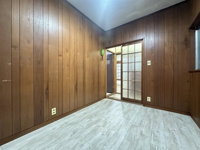 庭井1丁目貸家の洋室