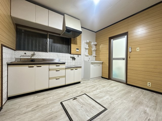 庭井1丁目貸家の居間・リビング