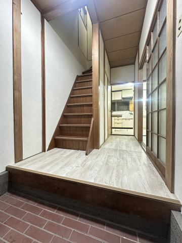 庭井1丁目貸家の玄関