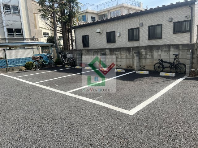 フロンティア南大泉の駐車場