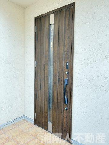 藤沢市鵠沼松が岡１丁目戸建ての玄関|きれいな玄関です