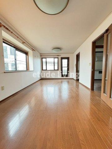 朝霞市仲町2丁目戸建の居間・リビング