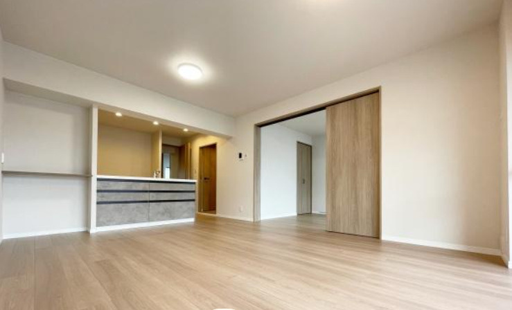 稲毛パークハウスA棟の居間・リビング|こちらのリビングで趣味の時間をお楽しみください