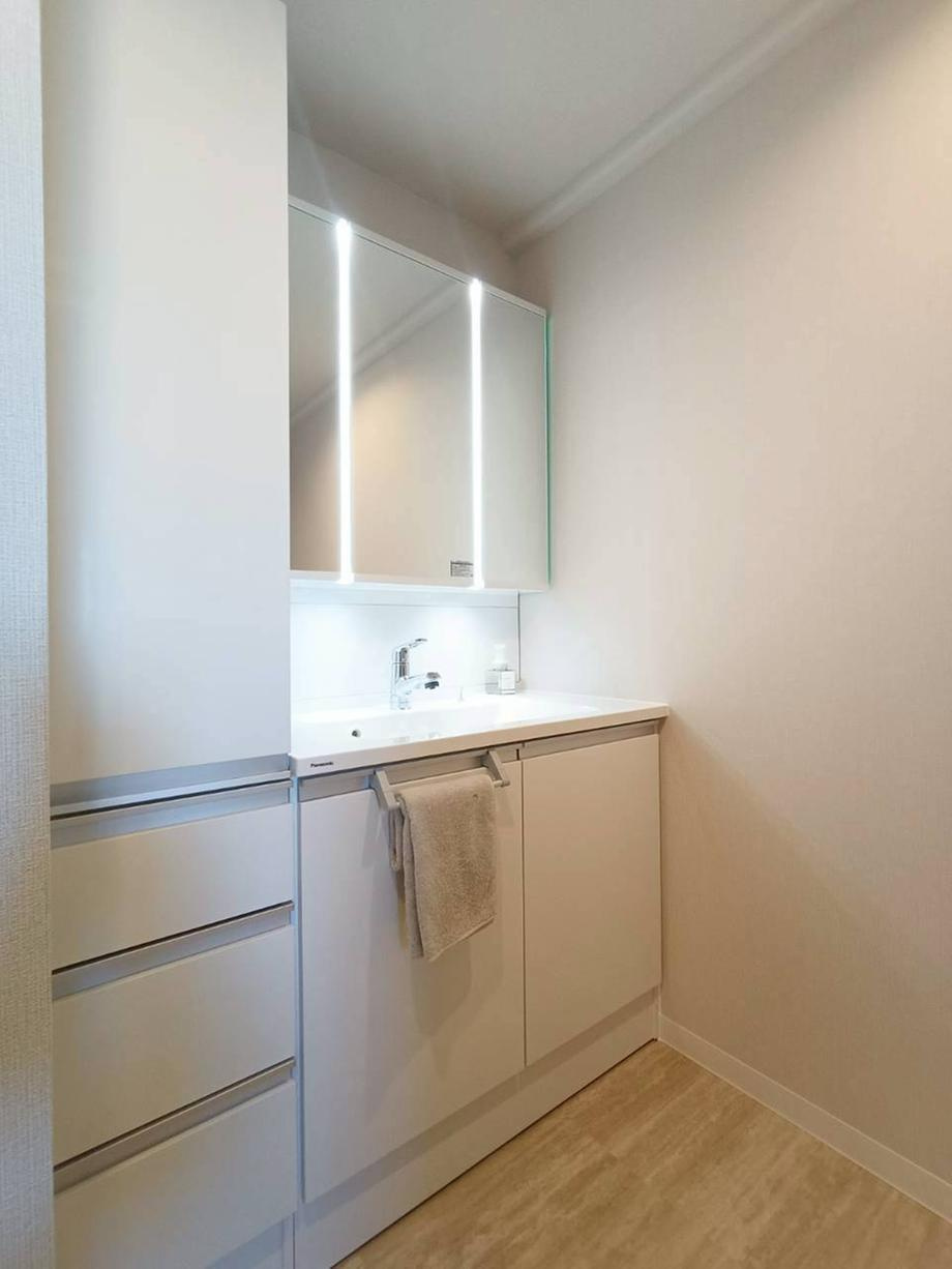 サーパス三郷の洋室|施工例です。全居室収納スペース付きです