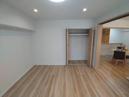 ソレイユ鷹の台Ｄ棟の洋室|リビングに隣接した洋室です