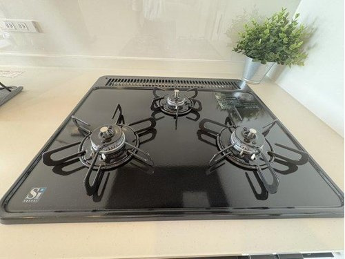 朝日プラザ越谷第３のキッチン|三口コンロです