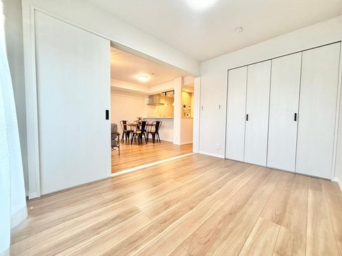 サンライフ吉川の洋室|リビングに隣接した洋室です