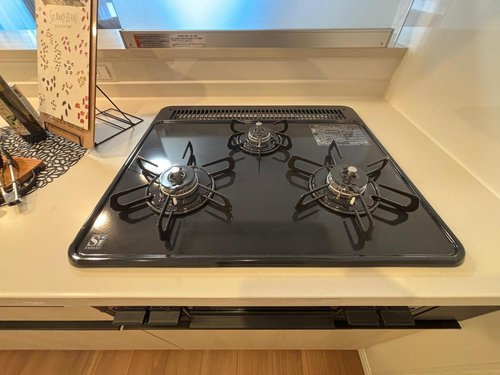 サンライフ吉川のキッチン|三口コンロです