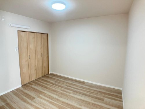 ワコーレロイヤルガーデン北本Ｆ棟の洋室|リビングに隣接した5帖の洋室です