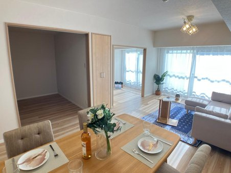 ワコーレロイヤルガーデン北本Ｆ棟の居間・リビング|15.4帖の広々としたリビング