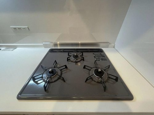 近鉄ハイツ六実のキッチン|三口コンロです