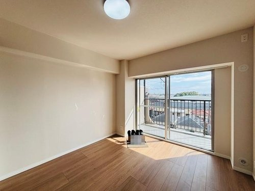 武蔵野北スカイハイツ1号棟の洋室|バルコニーに面した洋室です