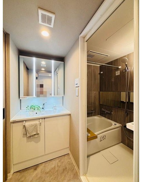 武蔵野北スカイハイツ1号棟の独立洗面台|独立洗面台、小物を置くことができて便利です