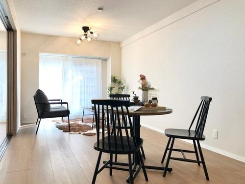 ボナハイツ中川３号棟の居間・リビング|13.3帖のゆったりとしたリビング