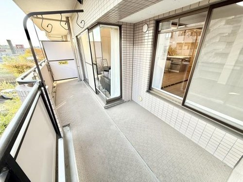 ベルヴィル大宮B棟のバルコニー|2部屋から出入り出来るバルコニーです