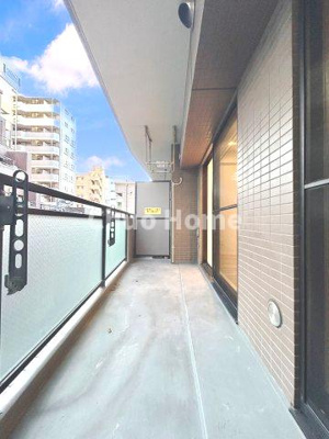 【バルコニー】 | エバーグリーンパレス浅草 | 【バルコニー】幅もあって、奥行きもあるゆとりのバルコニー。洗濯物を干したり乾かしたりだけでなく、ただ出てみるだけでも気持ちいいですよ。