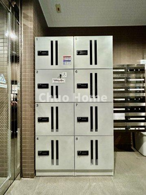 【設備】 | エバーグリーンパレス浅草 | 【宅配ボックス】在宅時・不在時に関わらず、居住者の代わりに非対面で宅配物を受け取ってくれる便利な設備です。わかりやすくご説明致しますので見学時にはお部屋だけではなく共用部分もぜひチェックしてください。