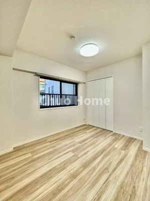 【寝室】 | エバーグリーンパレス浅草 | 【寝室】心と体をゆったりと安らげる主寝室。寝室のゆとりが大きい分だけ、暮らしの安らぎは深まります。一日の疲れを癒すだけでなく、ご夫婦の親密な語らいを紡ぎ出します