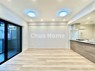 【キッチン】 | エバーグリーンパレス浅草 | 視界に広がりを生むオープンなキッチン。料理や片付けをしながら、家族との会話を楽しんだり、リビングで遊ぶ子どもを見守れます。ご見学時には家具の配置などもイメージしながらぜひご覧になって見て下さい。