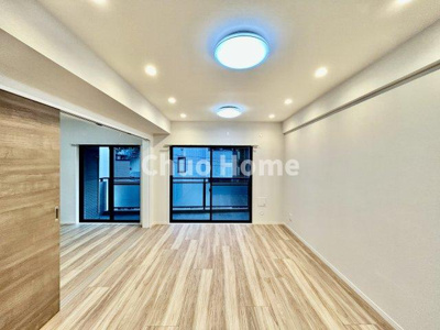 【居間・リビング】 | エバーグリーンパレス浅草 | 【リビングダイニング】一日の中で多くの時間を過すことになるリビングダイニングだからこそ、いつも穏やかな空間であることが必然。爽やかな通風と採光を存分に感じる事が出来る空間です。