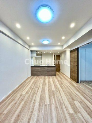 【ダイニング】 | エバーグリーンパレス浅草 | 【ダイニング】忙しい朝でも、しっかり家族が揃って食事をして頂けるゆとりある大きさのダイニングスペース。奥様が作る手料理をカウンター越しに受けとって頂き、テーブルで囲む素敵な時間を存分に愉しんで下さい。