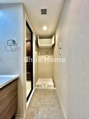 【ランドリースペース】 | エバーグリーンパレス浅草 | 【ランドリースペース】担当者がスケールを持ち歩いておりますので、ご見学時には現在お使いの洗濯機などがきちんと収まるかなどもチェックして下さい。見学前に測っておくと非常に便利だと思います。