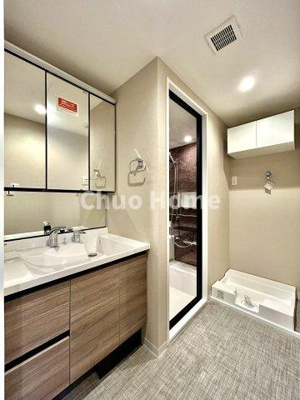 【脱衣所】 | エバーグリーンパレス浅草 | 【洗面所】明るい洗面所は朝をすっきりさせてくれる空間です。バタバタしている忙しい朝でも収納が多い洗面台では短い時間で効率良く支度ができます。