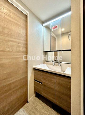 【独立洗面台】 | エバーグリーンパレス浅草 | 【洗面化粧台】洗面化粧台には三面鏡を採用。身だしなみを整えやすい事はもちろんですが、鏡の後ろに収納スペースを設ける事により、散らかりやすい洗面スペースをすっきりさせる事が出来るのも嬉しいですね