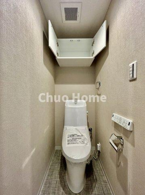 【トイレ】 | エバーグリーンパレス浅草 | 【トイレ】 収納スペースをしっかりと確保した温水洗浄便座機能付きトイレ。温水洗浄便座は清潔にお使いいただくための大切なアイテムです。