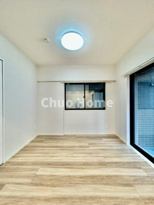 【洋室】 | エバーグリーンパレス浅草 | 【洋室】快適に過ごす条件は、一人ひとり違います。だからこそ飾り過ぎないシンプルな内装と偏り過ぎないデザインで統一しております。居住していく中でオーナー様だけの【マイホーム】に創り上げて下さい