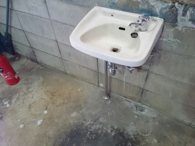 和歌山市吐前の工場の洗面所