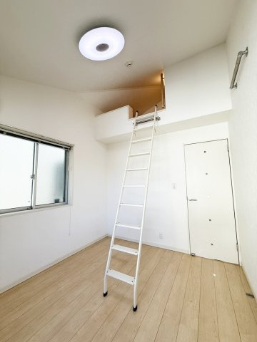 梅島3丁目戸建の洋室|3階5.4帖洋室（ロフト2.2帖付）