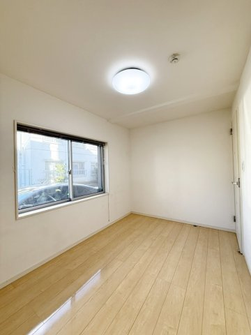 梅島3丁目戸建の居間・リビング|1階5.2帖洋室