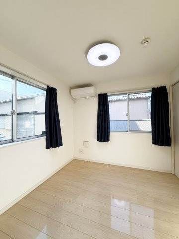 梅島3丁目戸建の洋室|2階4.5帖洋室（床暖房付）