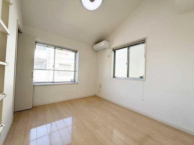 梅島3丁目戸建の居間・リビング|3階5.4帖洋室（ロフト2.2帖付）