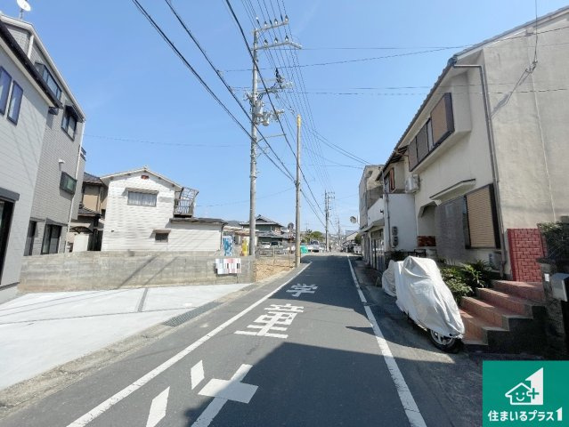 亀岡市篠町広田　第2期　新築一戸建ての前面道路含む現地写真|周辺は閑静な住宅街！前面道路広々で車の出し入れも便利です。駐車が苦手な方でも安心して車庫入れできます！