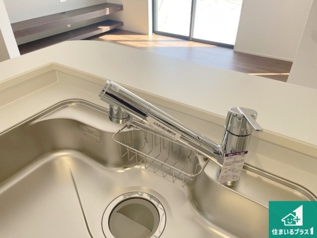 亀岡市篠町広田　第2期　新築一戸建ての設備|浄水器を内蔵！炊飯時、お茶を作る時に安心してお水を使えます！お湯と冷水、浄水と原水、シャワーの切替えもワンタッチです！