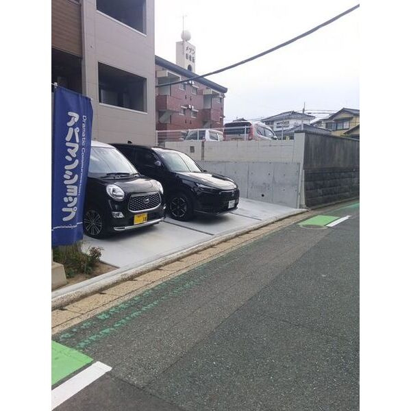 Cherim香住ケ丘の駐車場