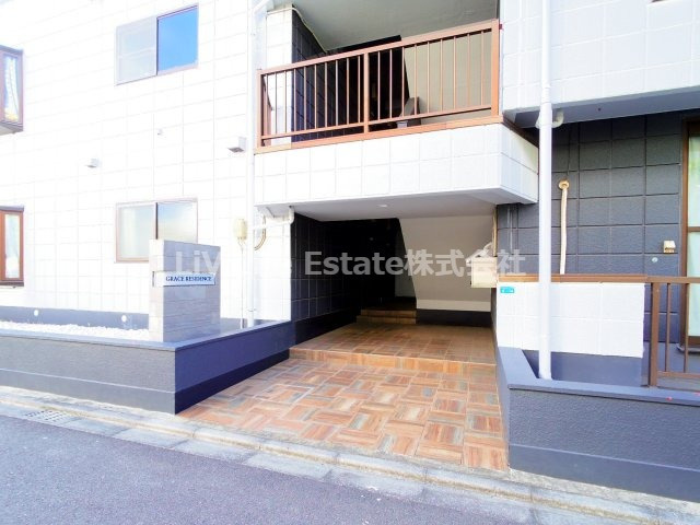 小平市花小金井１丁目の賃貸マンションのエントランス