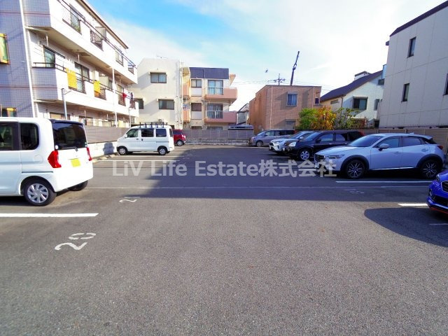 小平市花小金井１丁目の賃貸マンションの駐車場